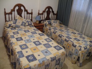 1 slaapkamer, een kluis op de kamer, een strijkplank/strijkijzer