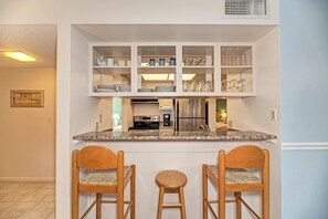 Fridge, microwave, oven, stovetop - Beautiful Siesta Key Condo (Siesta Key)