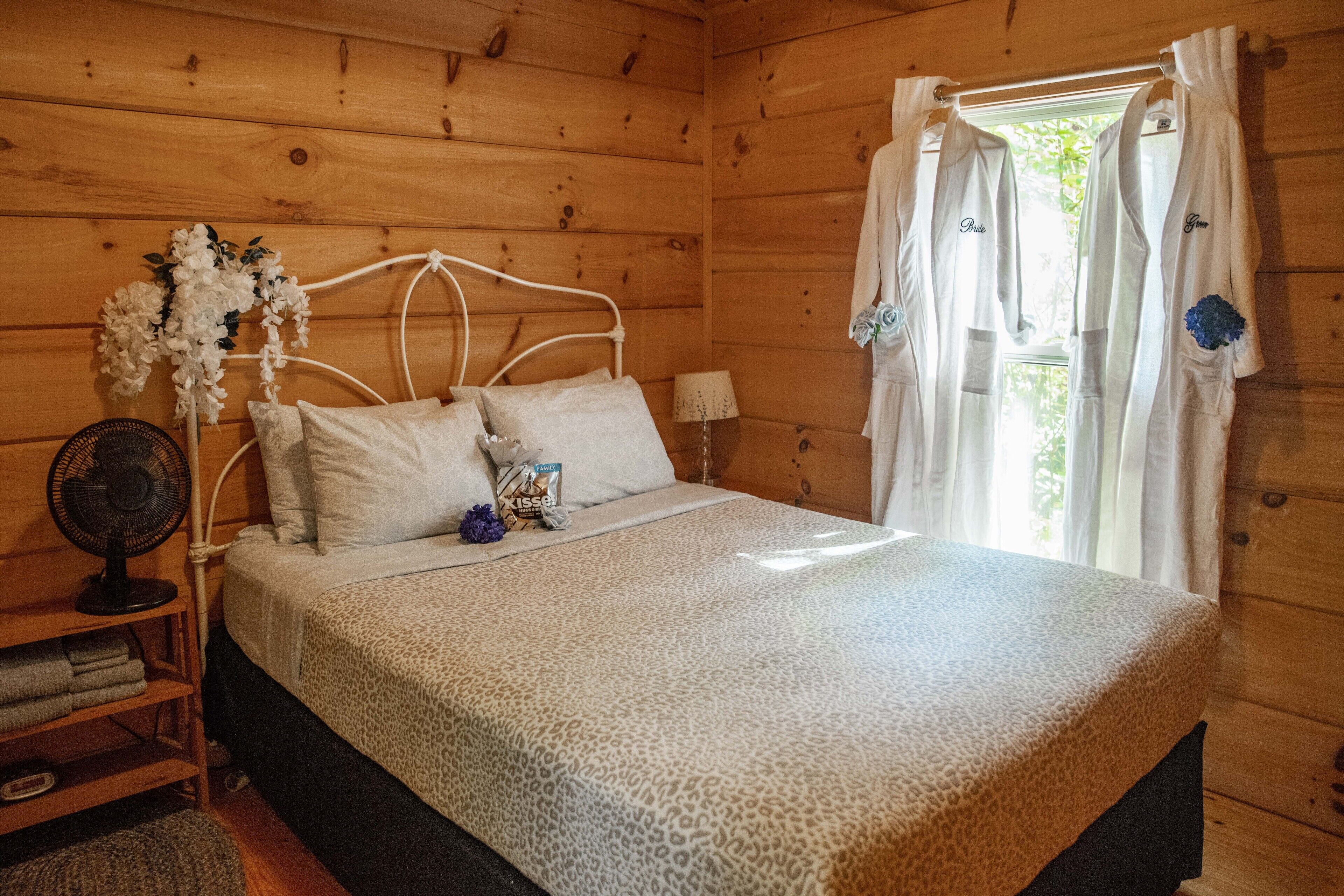 Cozy Cottage! Private and close to all nearby attractions!