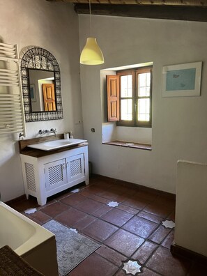 Bathtub, hair dryer, towels, soap - Traditional 100 Year Old Farmhouse With Private Pool And Mountain Views (Ronda)