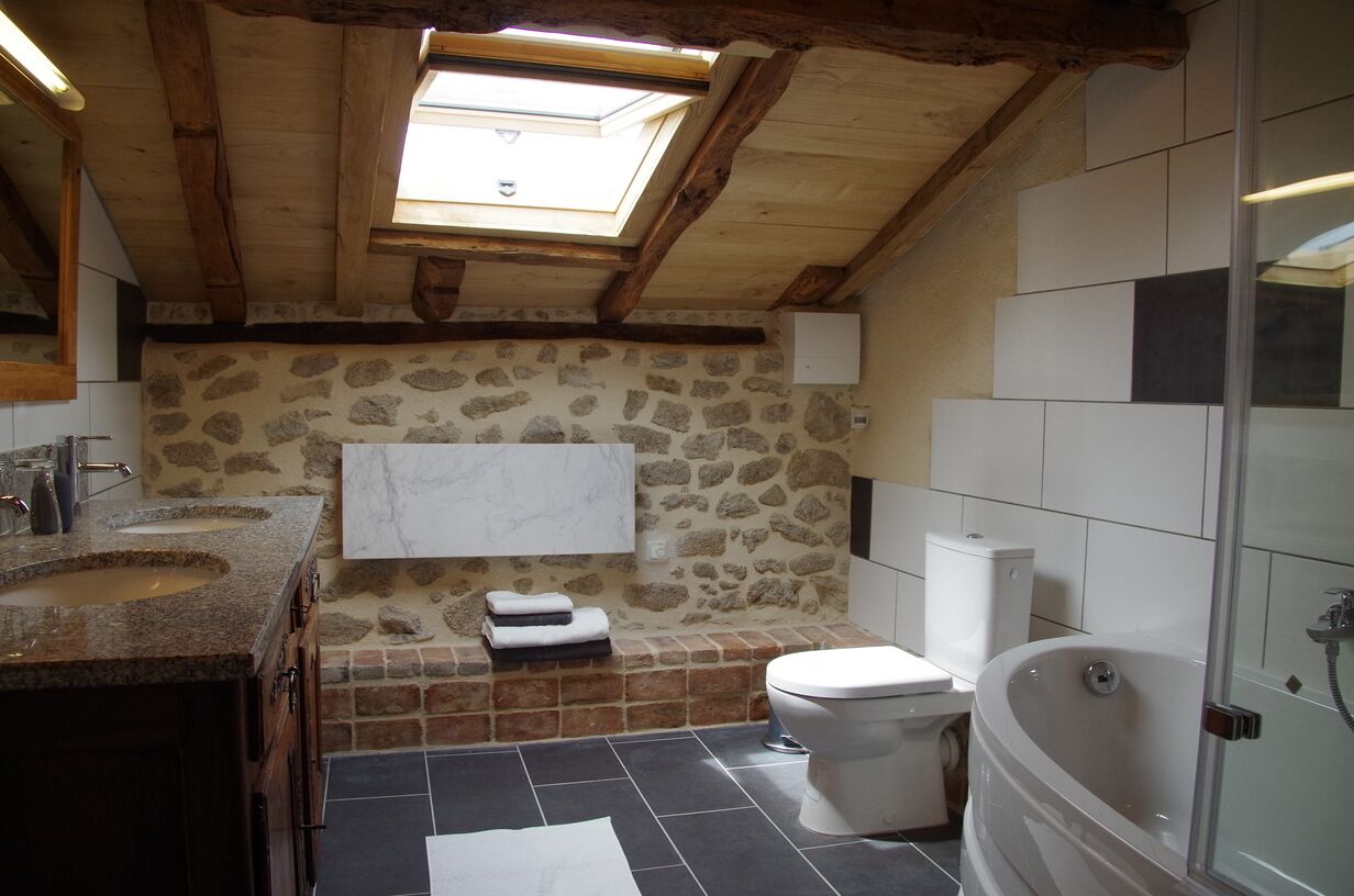 Baignoire, sèche-cheveux, serviettes fournies, savon