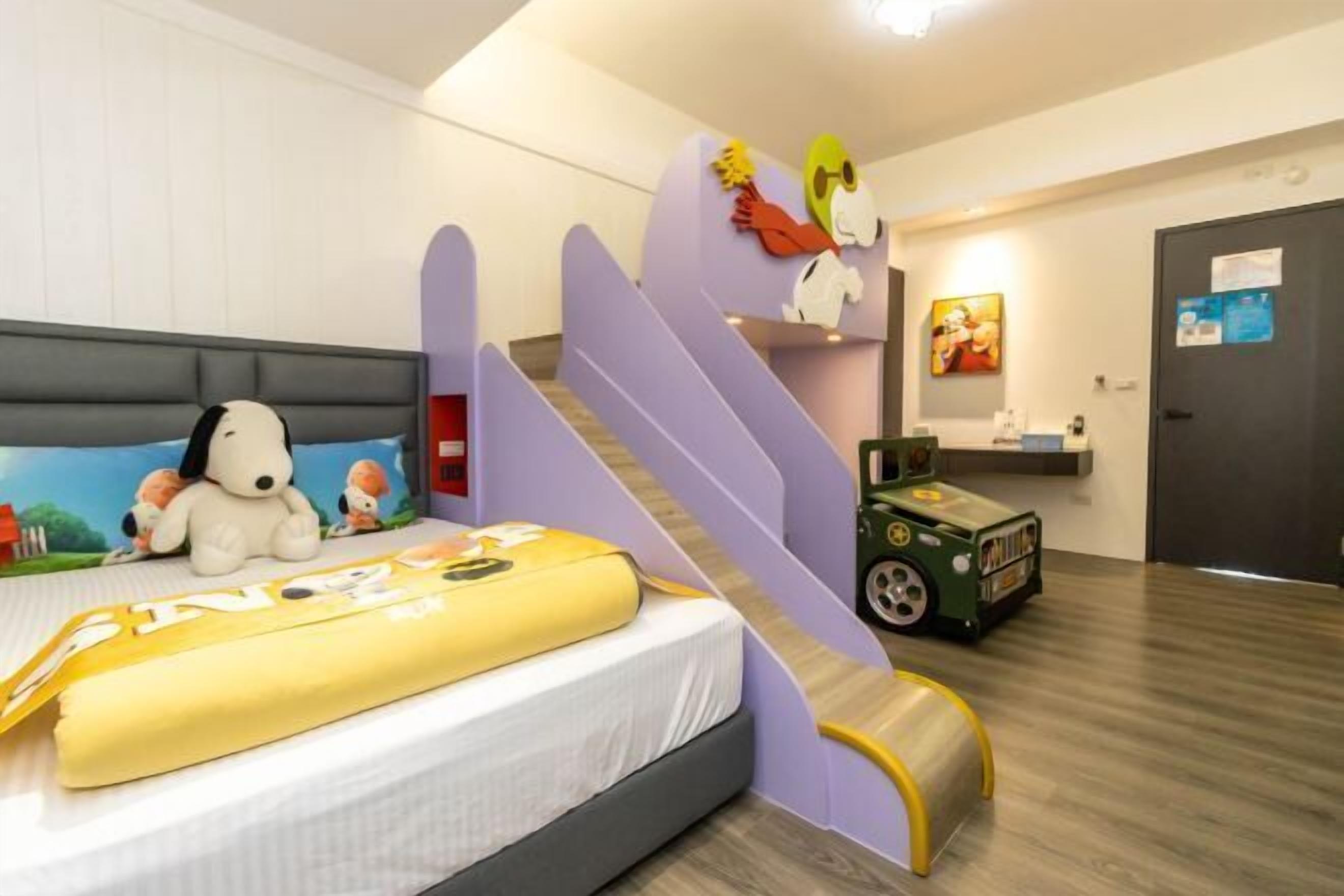 Escritorio, cortinas blackout, insonorización y wifi gratis 