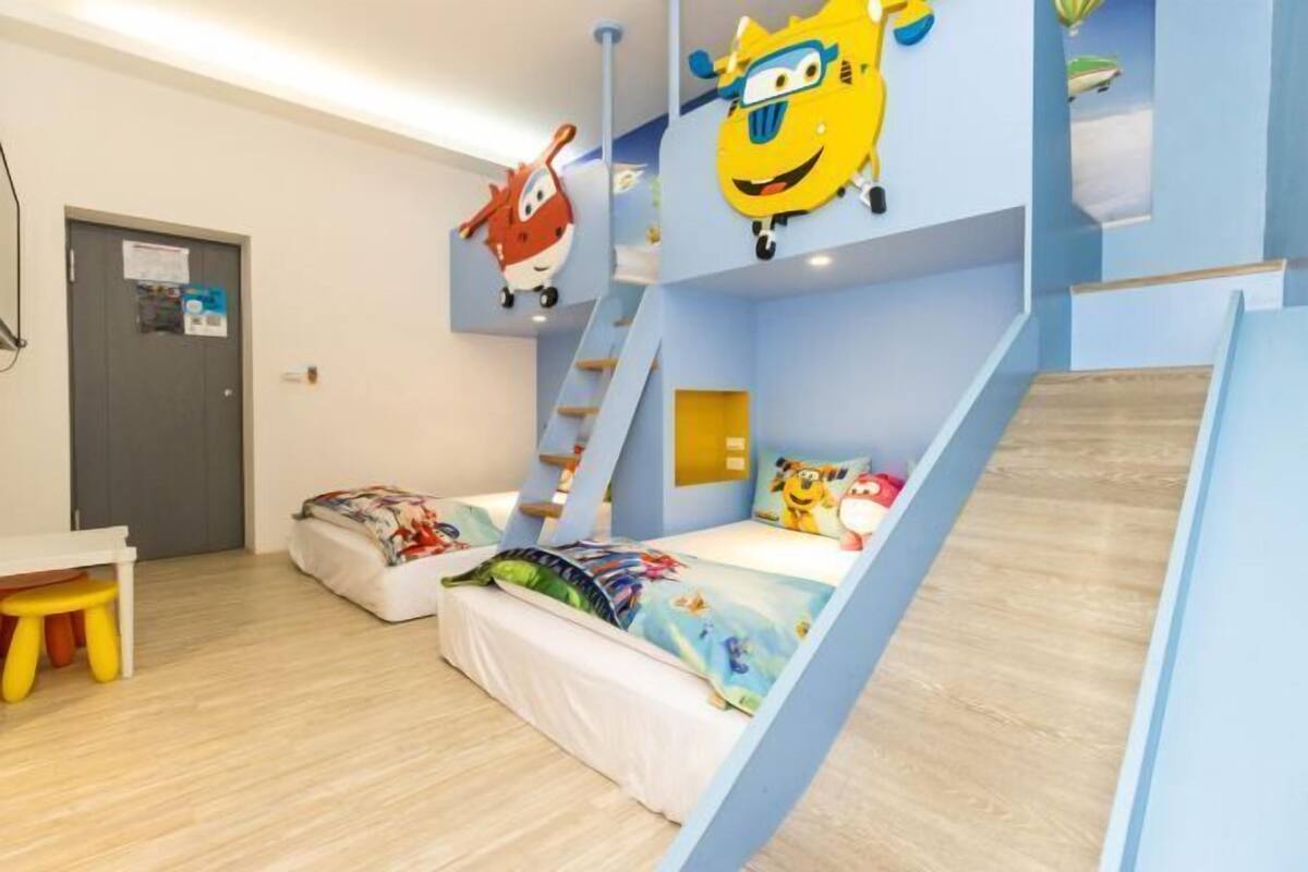 Escritorio, cortinas blackout, insonorización y wifi gratis