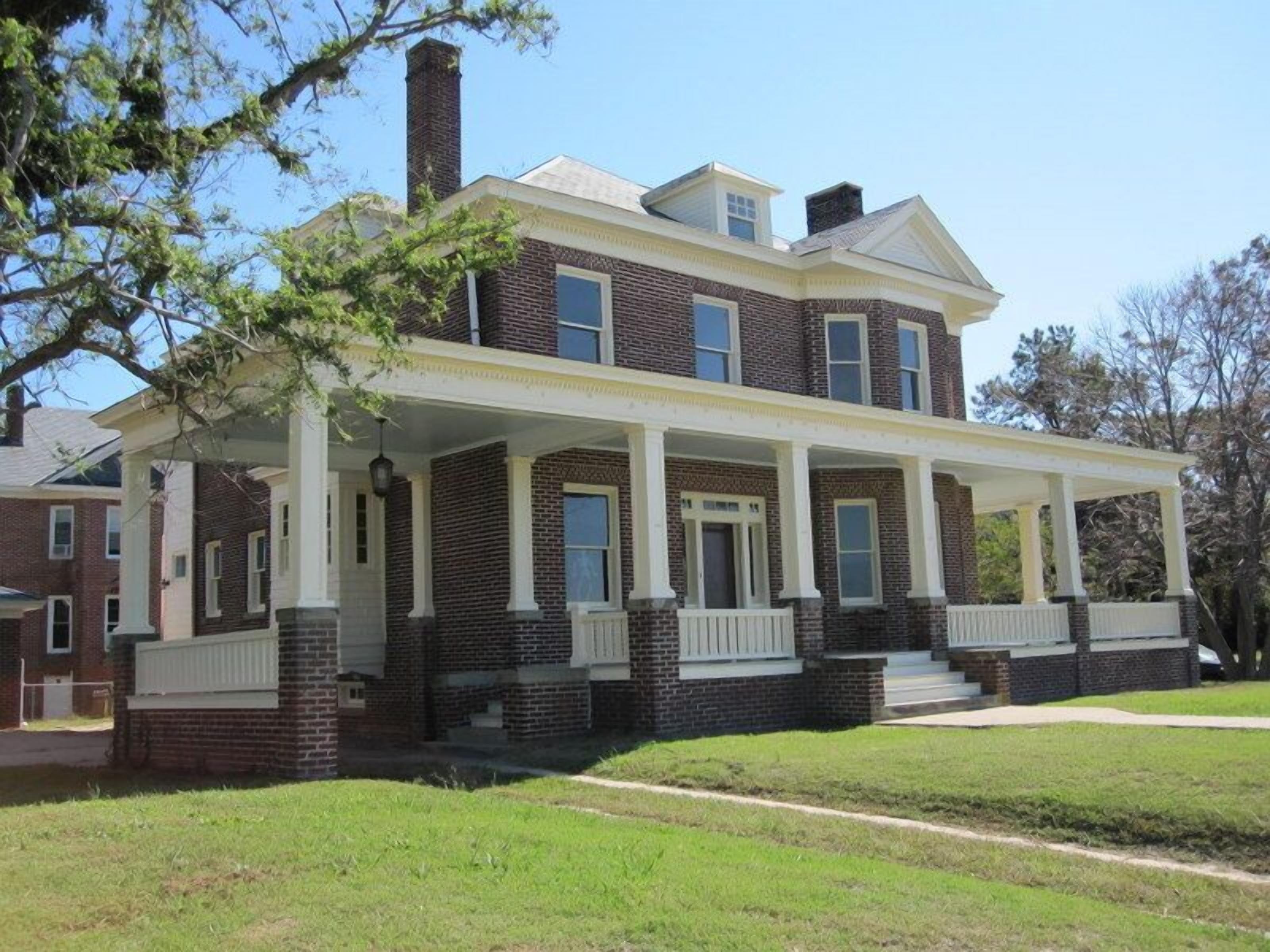 Historic Beach Front Home: Victorian Elegance. Large Rooms with AMAZING bay view