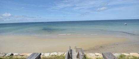 على الشاطئ، كراسي للتشمس