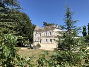 Exterior - Character house, air-conditioned, heated pool, fenced garden with trees. (Villars-En-Pons)