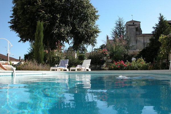 Una piscina al aire libre, una piscina climatizada