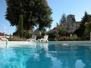 Outdoor pool, a heated pool - Character house, air-conditioned, heated pool, fenced garden with trees. (Villars-En-Pons)