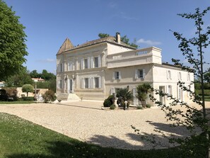 Exterior - Character house, air-conditioned, heated pool, fenced garden with trees. (Villars-En-Pons)