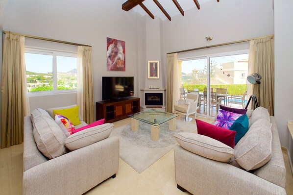 Smart TV, fireplace, DVD player, books