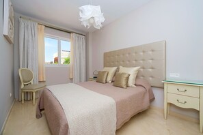 3 bedrooms, in-room safe, iron/ironing board, free WiFi