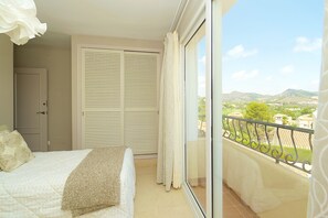 3 chambres, coffres-forts dans les chambres, fer et planche à repasser