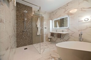 Baignoire, sèche-cheveux, bidet, serviettes fournies