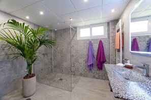 Baignoire, sèche-cheveux, bidet, serviettes fournies