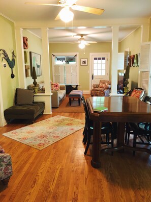 TV, lettore DVD, libri, impianto stereo