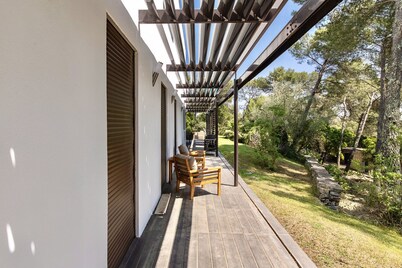 Contemporary prestige villa with park, swimming pool, 3 private mazets, prox. center vi