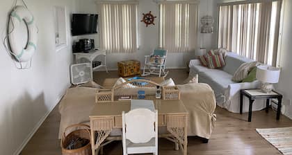 Hamptons North - Serene Cottage on beautiful Lake Ontario
