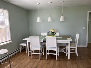 Dining - Hamptons North - Serene Cottage on beautiful Lake Ontario (Yates)