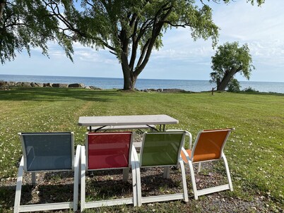 Hamptons North - Serene Cottage on beautiful Lake Ontario