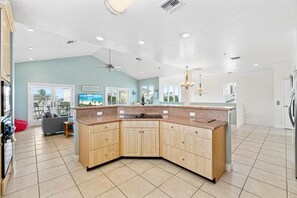 雪櫃、微波爐、焗爐、爐具