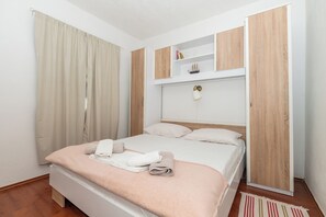 4 habitaciones, tabla de planchar con plancha y cuna de viaje 