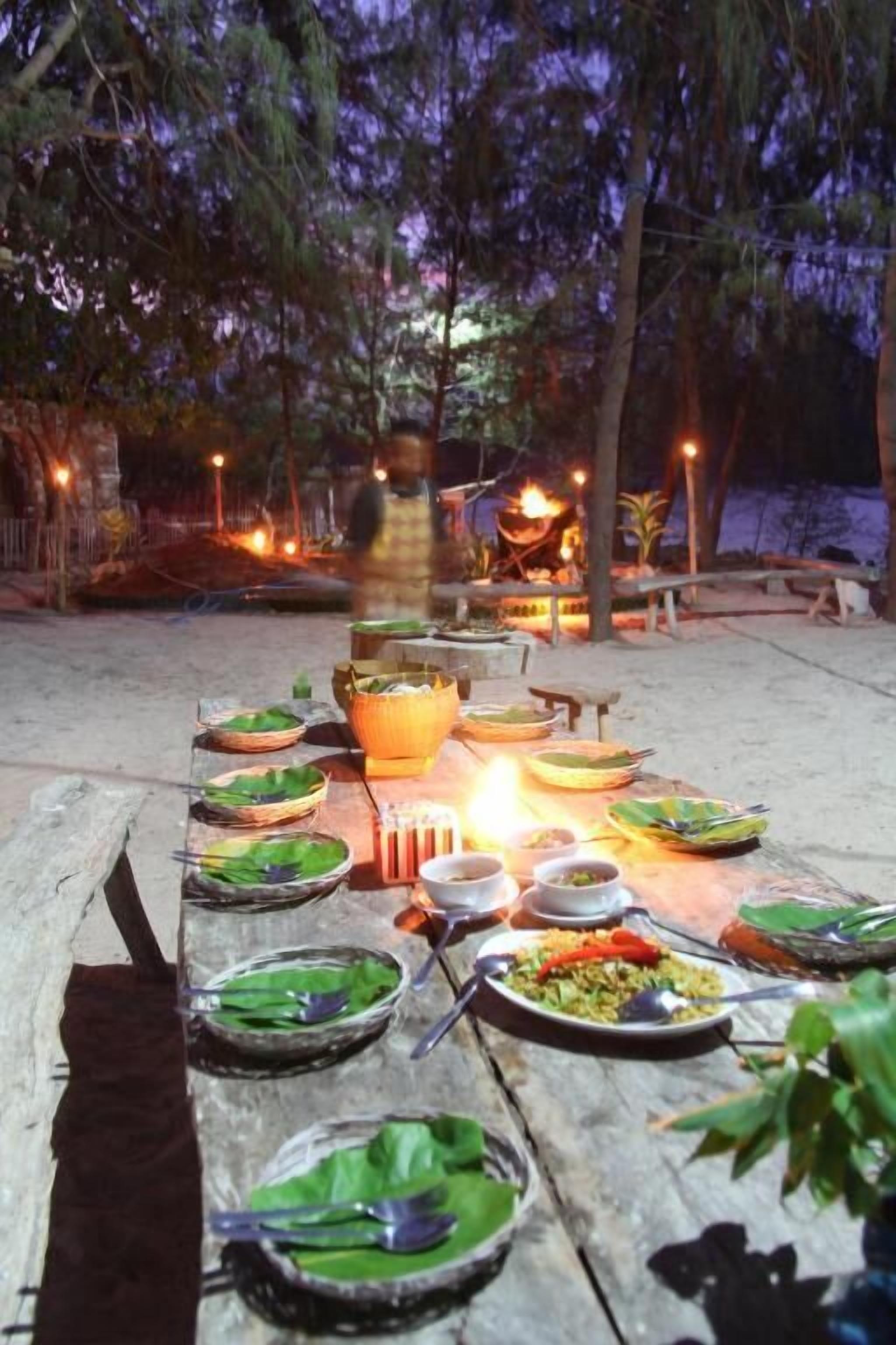 حيث تُقدم وجبات الإفطار، الغداء، العشاء، خيارت الطبخ المحلي والعالمي