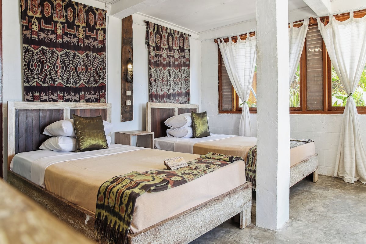 Quarto duplo standard | Escrivaninha, Wi-Fi de cortesia, roupa de cama