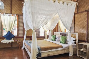 Desk, free WiFi, bed sheets - Cemara Beachfront Suite (Mondu)