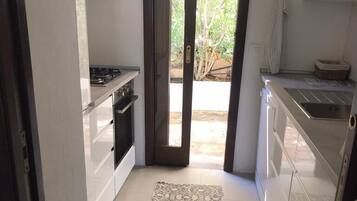 Frigorifero, forno, piano cottura, lavastoviglie