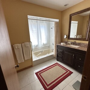 Bathtub, towels - Pumpkin Hill on Little Bear Pen- three levels with a view! (Highlands)