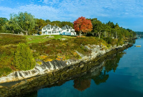 SPECTACULAR VIEWS! Private  DEEPWATER Dock, 3 acres in DESIRABLE Mid Coast Maine