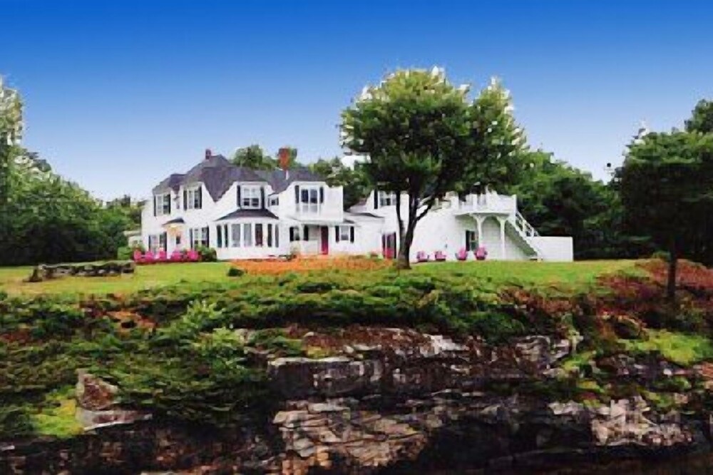 SPECTACULAR VIEWS! Private DEEPWATER Dock, 3 acres in DESIRABLE Mid Coast Maine