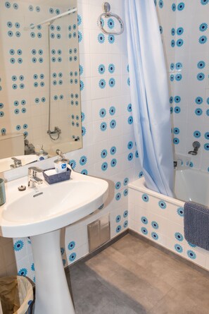 Badewanne, Haartrockner, Handtücher