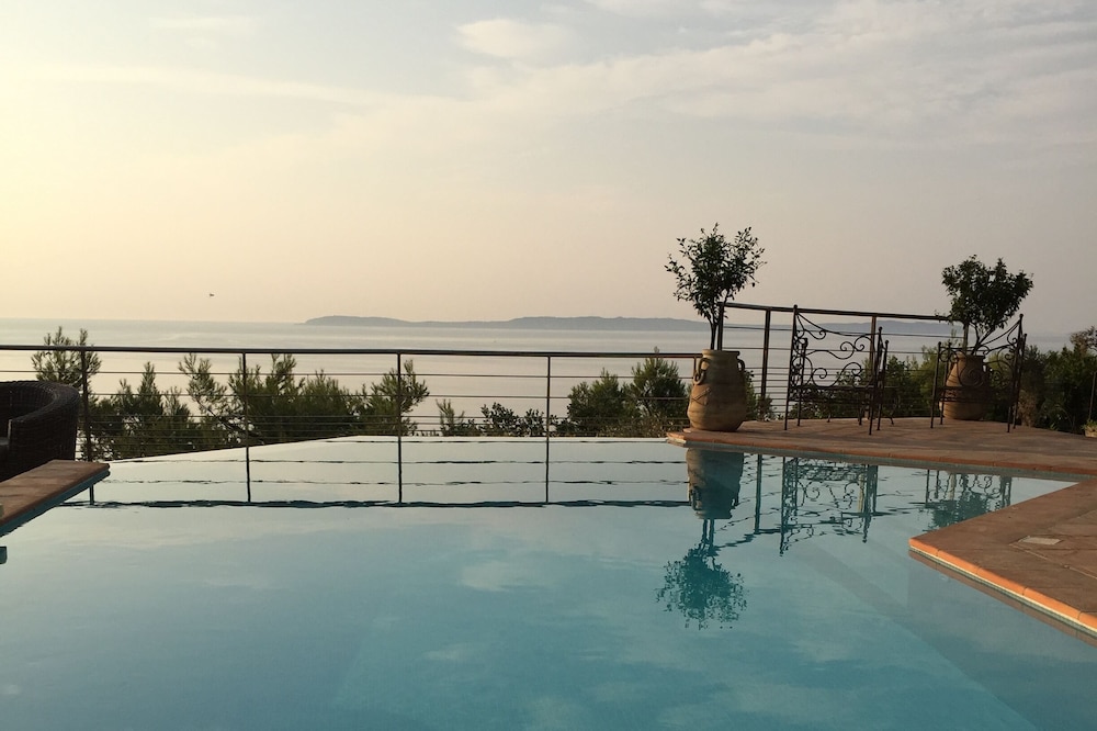Romantic bastide with stunning view of the sea within 5' walk