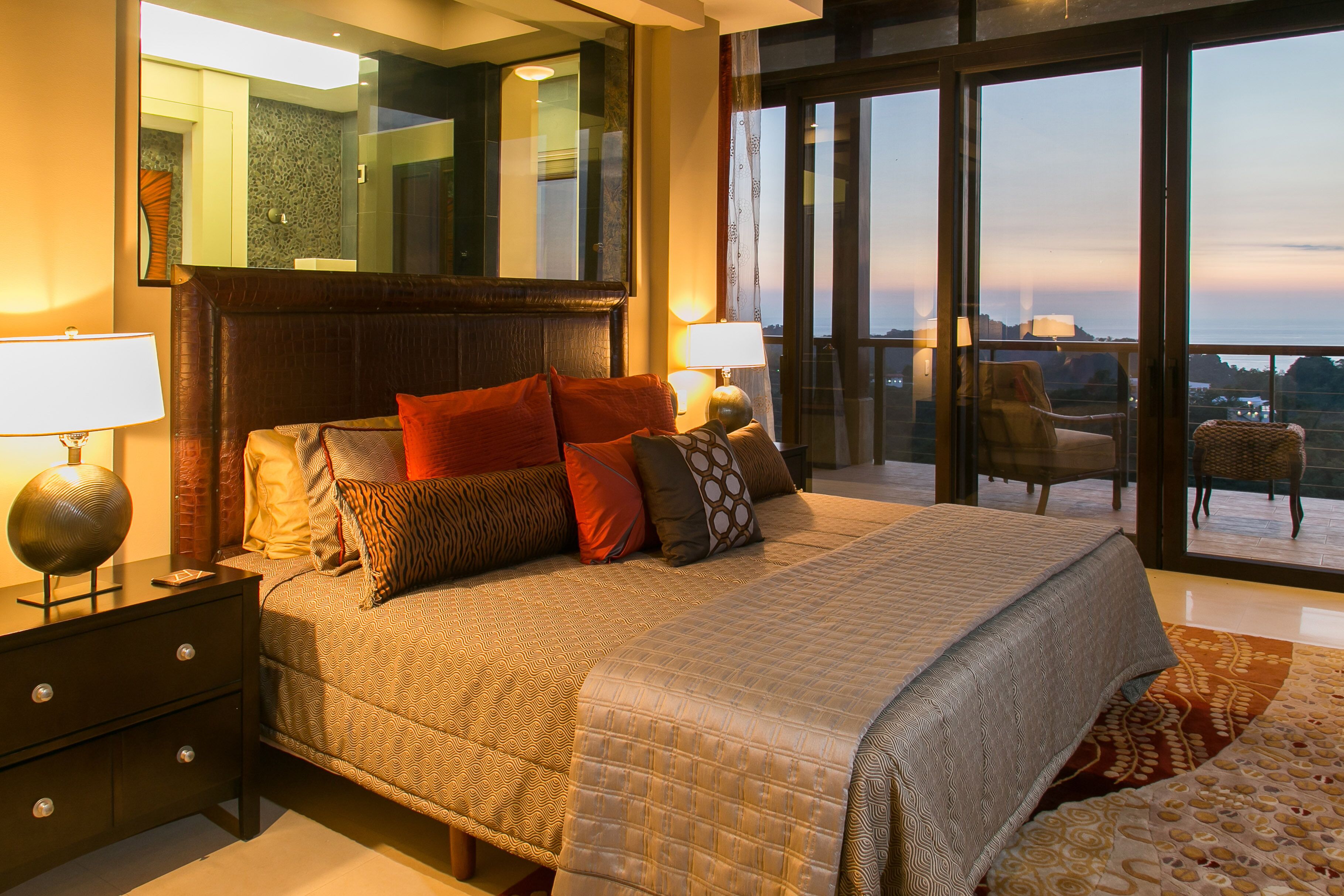 8 Schlafzimmer, Zimmersafe, Bügeleisen/Bügelbrett, WLAN