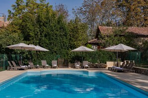 Piscine extérieure, chaises longues