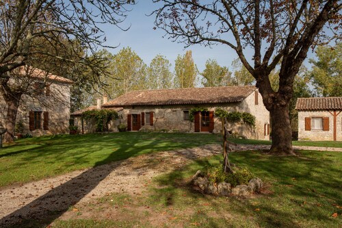 Stone holiday house for 6 with pool in a 17ha private park - 30 min from Agen