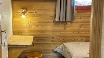 2 habitaciones, escritorio, tabla de planchar con plancha y wifi gratis