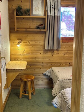 2 habitaciones, escritorio, tabla de planchar con plancha y wifi gratis 