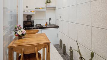 Villa til brudepar | Privat køkken | Kaffe-/temaskine, køleskab, mikrobølgeovn, kogeplade