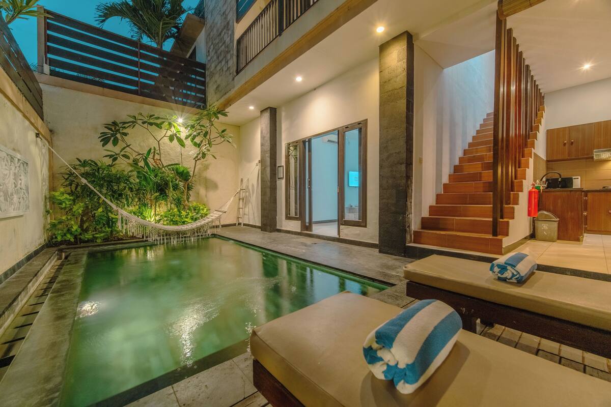 Vila superluxo, 2 quartos, vista para a piscina | Cofres nos quartos, cortinas blackout, ferros/tábuas de passar roupa