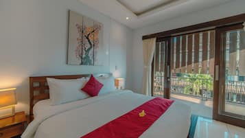 Een hotelkamer met een groot bed, een nachtkastje, een kunstwerk aan de muur en uitzicht naar buiten.