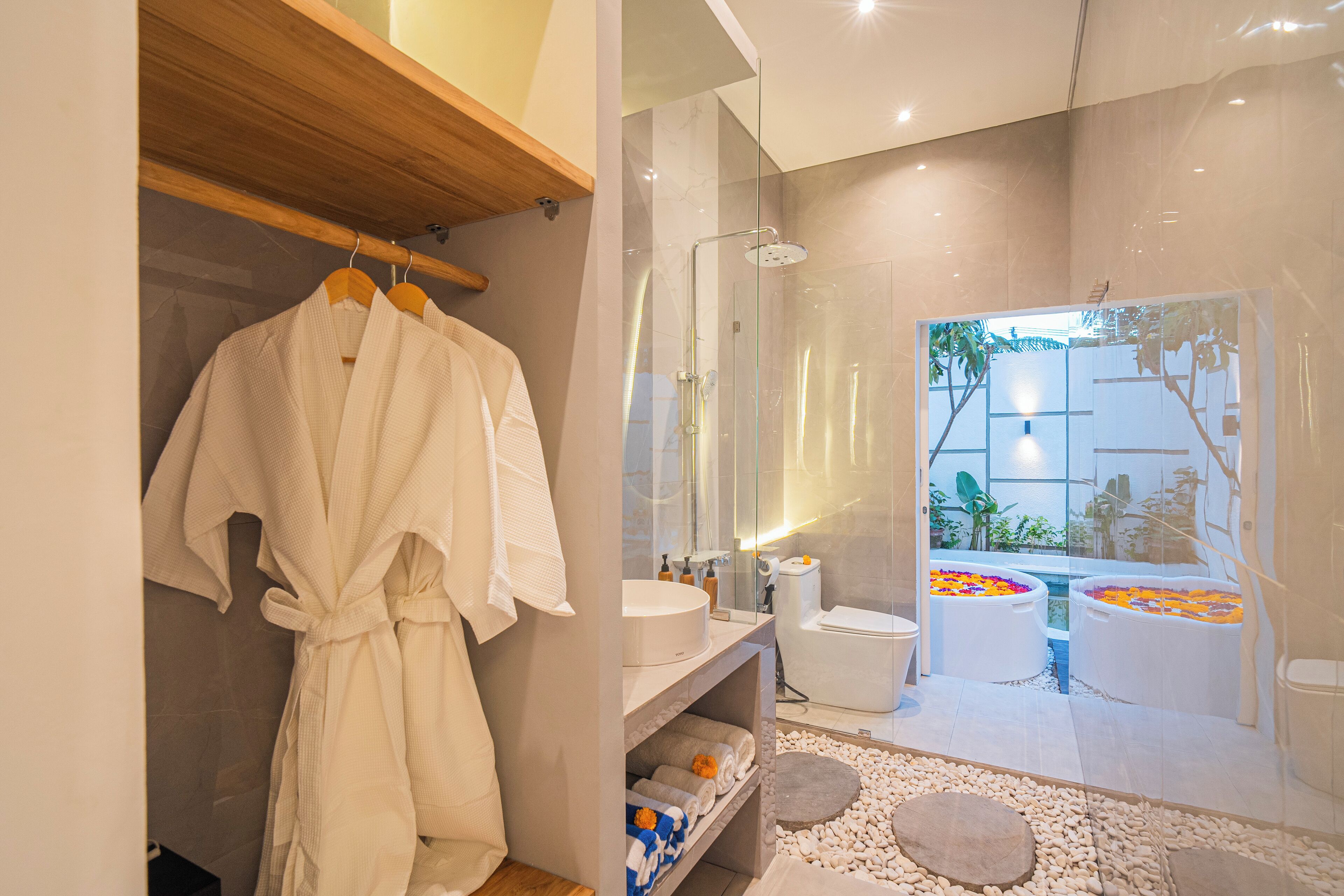 Honeymoon Villa | Bathroom | Combined shower/tub, jetted tub, free toiletries, hair dryer