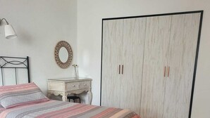 2 soverom, safe på rommet, strykejern/-brett og reiseseng for barn