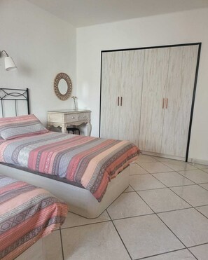 2 slaapkamers, een kluis op de kamer, een strijkplank/strijkijzer