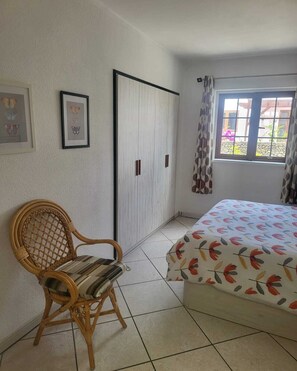 2 chambres, coffre-fort, fer et planche à repasser, lit de bébé portatif