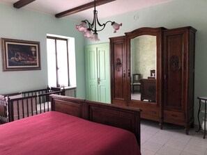 2 bedrooms, iron/ironing board, WiFi, bed sheets - HOUSE IN THE COUNTRYSIDE IN THE HEART OF THE QUIET MONFERRATOIN (Castell'Alfero)