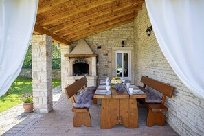 Outdoor dining - Holiday house Agricola * 2000 m2 garden, private pool, BBQ, WiFi (Svetvincenat)