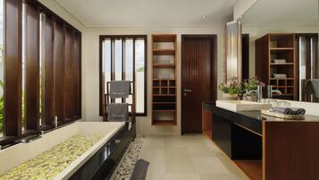 Familievilla, 3 soverom, privat basseng | Bad | Separat badekar og dusj og dype avslapningsbadekar