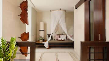 Vila Keluarga, 3 kamar tidur, kolam renang pribadi | Area keluarga | Televisi layar datar 42-inci dengan saluran TV satelit dan TV LED